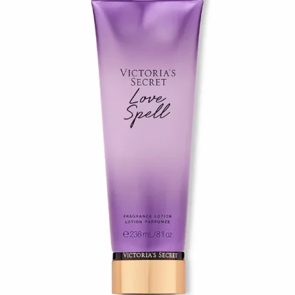 Botella de loción corporal hidratante Love Spell de Victoria's Secret en tono morado.