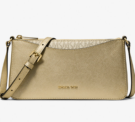 Bolso crossbody mediano Michael Kors modelo Arden con acabado metálico.
