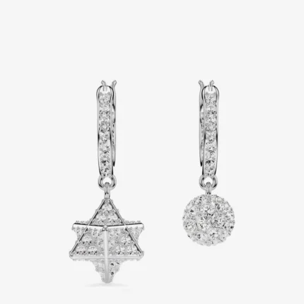 Aros asimétricos plateados de estructura moderna con cristales pavé Swarovski Dextera.