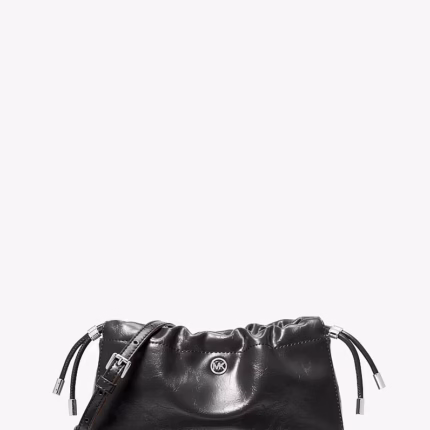 Bolso crossbody modelo Matilda de Michael Kors en color negro con correa ajustable.
