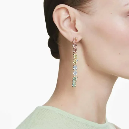 Aros asimétricos colgantes con cristales en tonos lilases de la marca Swarovski.